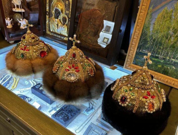 шапки Мономаха с полудрагоценными камнями